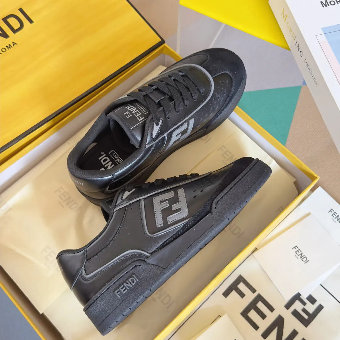 Top version: Couple model, leather cover 720💰 Fendi Fendi match series, couple model, film, casual sports shoes, sneakers, original purchase, development and production of these FENDI Match lace-up sports shoes. Small perforations accent the upper. Made of white leather with beige suede details. Matcha green leather FF applique. Rubber sole with FENDI lettering on the side. Comes with exquisite packaging at the counter 🛍📦 ▪️ Fabric: Original custom imported first-layer cowhide ▪️ Lining: Imported custom breathable mesh ▪️ Sole: Original molded TPU two-color combination sole ▪️ Sole thickness: 3CM ▪️ Size: Women's 35-41 / Men's 39-45